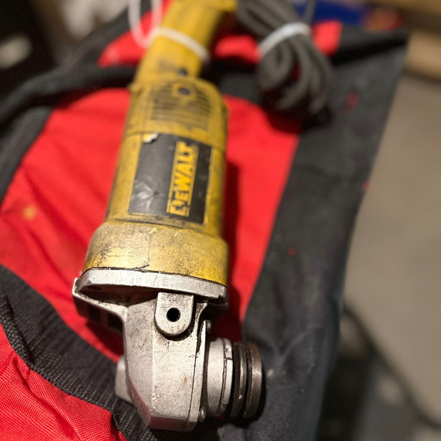 TESTED & WORKING DEWALT 4-1/2” ANGLE GRINDER – HEAVY DUTY PROFESSIONAL TOOL