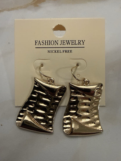 8xWomen's Fashion Earrings Elegant Floral Design Gold Tone Nickel Free Big Save - Lumi and Leo