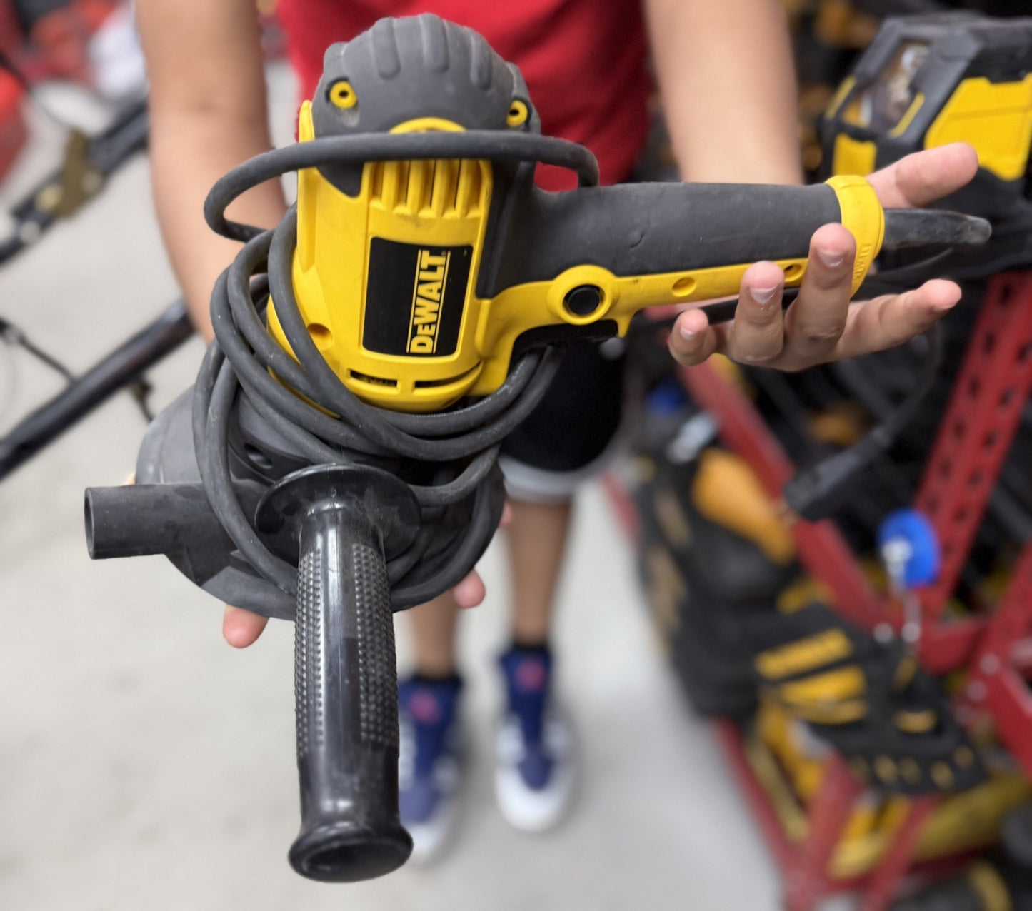 DEWALT CANADA 120V Corded 5-inch VARIABLE SPEED DISC SANDER WITH DUST SHROUD - Lumi and Leo