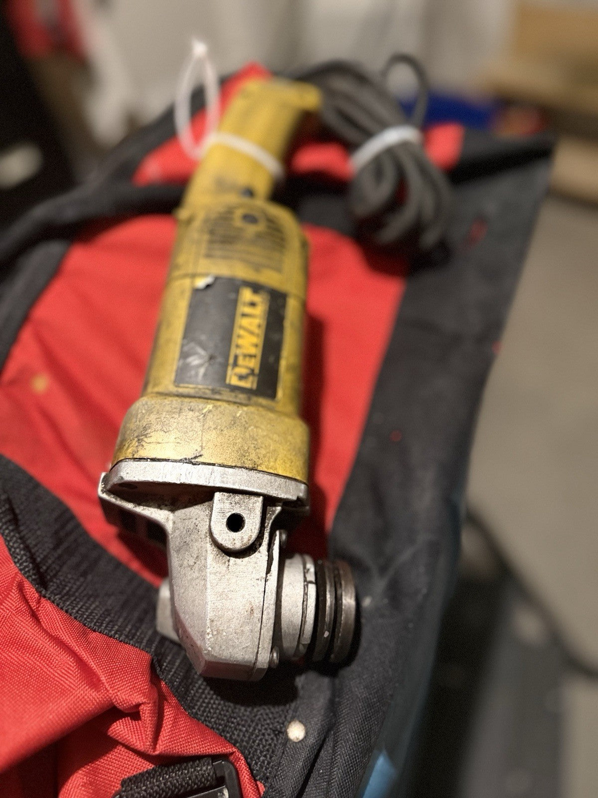 DEWALT DWE402K 4-1/2 inch Small Angle Grinder Kit