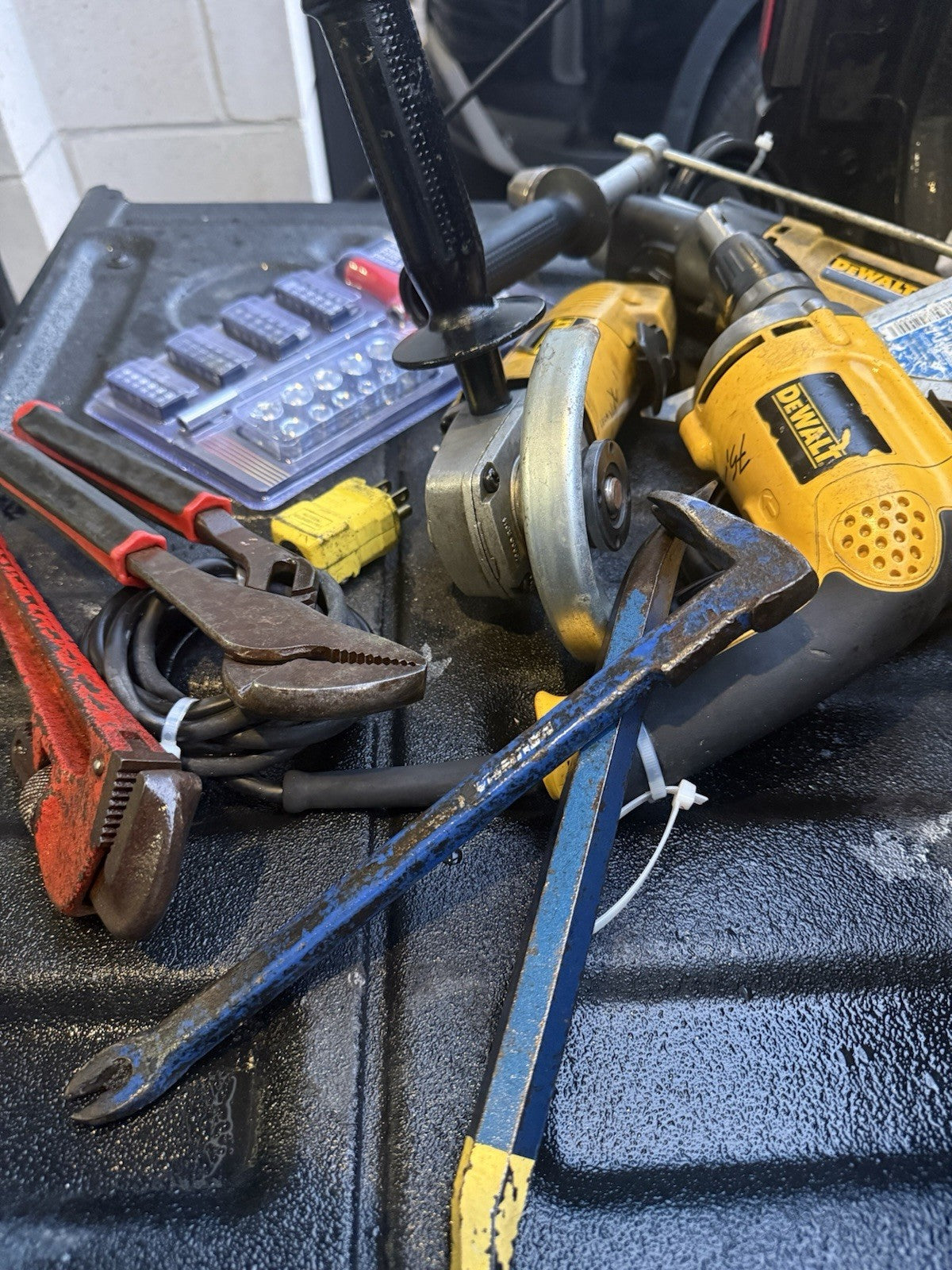Selling a mixed lot of DeWalt power tools and hand tools