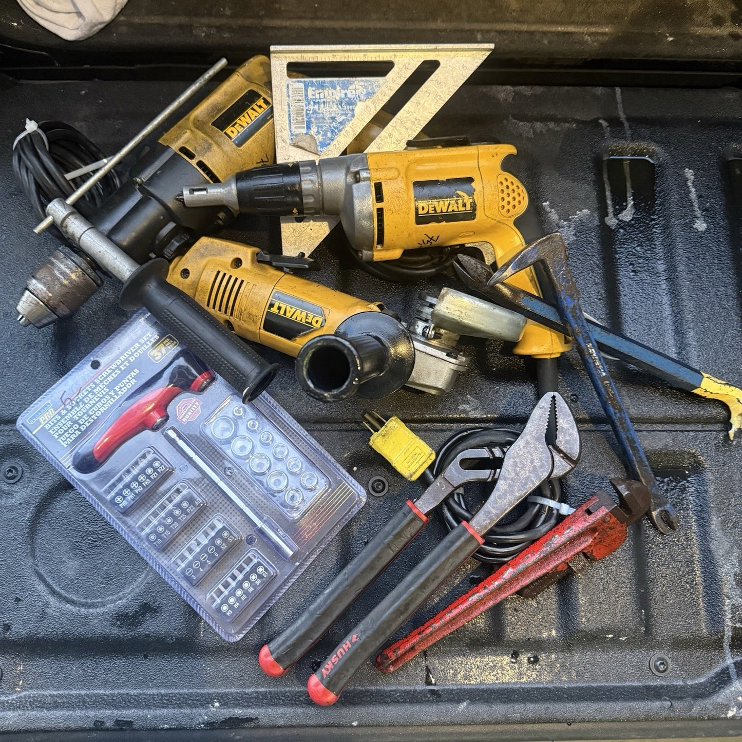 Selling a mixed lot of DeWalt power tools and hand tools - Lumi and Leo