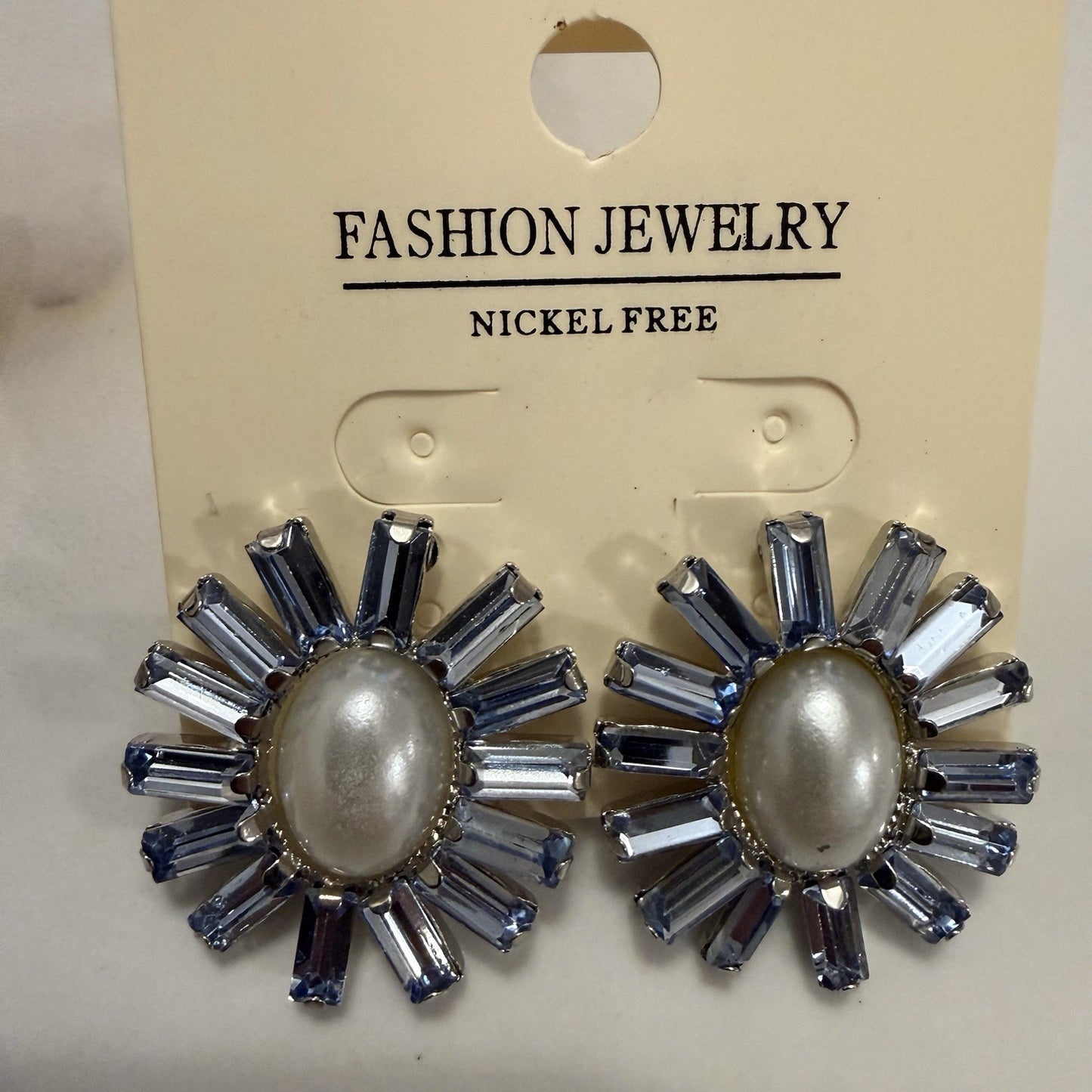 Women's Fashion Stud Earrings Elegant Floral Design Gold Tone Nickel Free Gift - Lumi and Leo