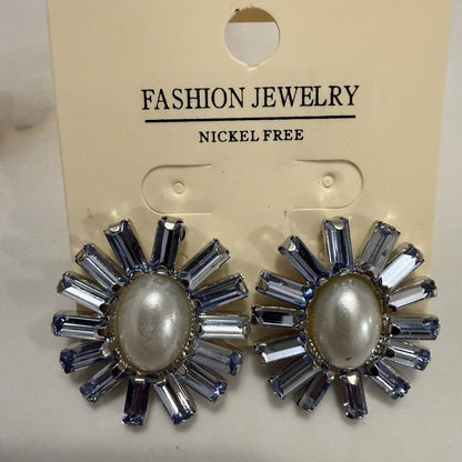 Women's Fashion Stud Earrings Elegant Floral Design Gold Tone Nickel Free Gift - Lumi and Leo